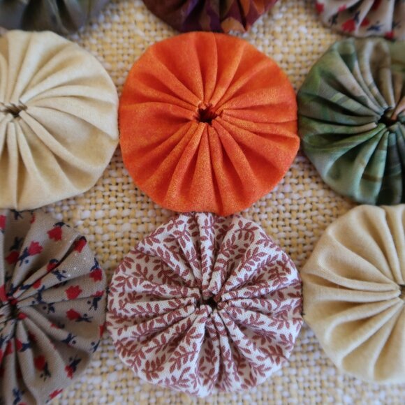 Handcrafted Yo Yo Pinwheel Table Runner 12" x 36" - Picture 5 of 5